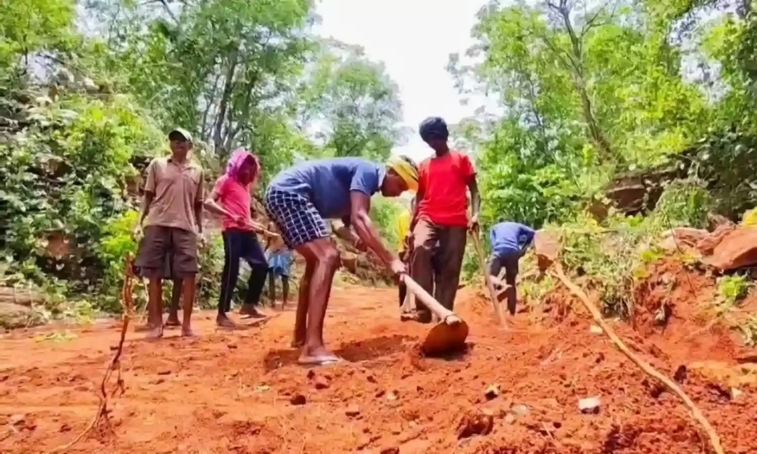 24 साल से सड़क के लिए लगा रहे थे गुहार…