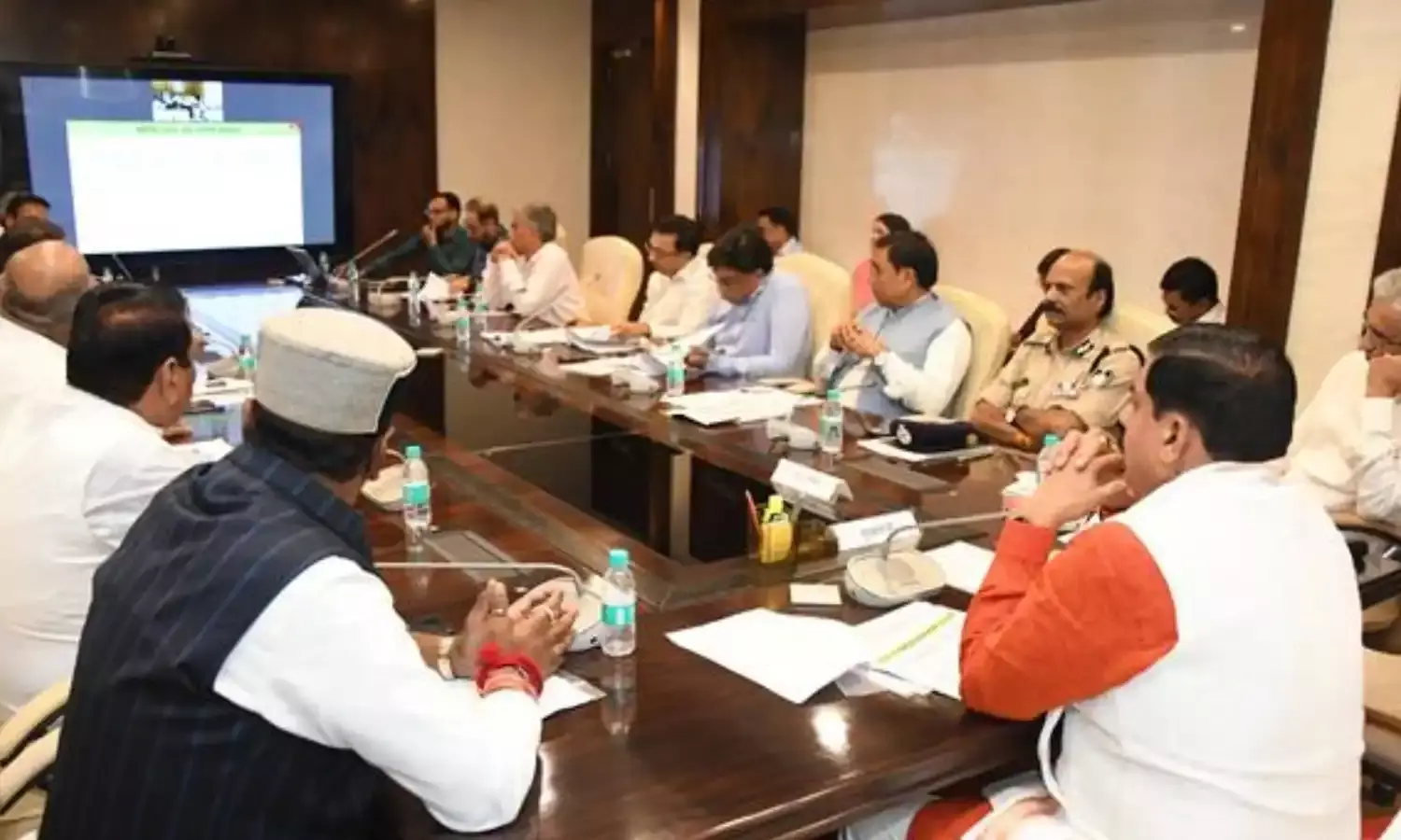 सीएम का निर्देश - भीड़ होने पर बनाएं अतिरिक्त काउंटर, उर्वरक के अवैध व्यापार पर 30 FIR, 56 लायसेंस निरस्त सीएम का निर्देश - भीड़ होने पर बनाएं अतिरिक्त काउंटर, उर्वरक के अवैध व्यापार पर 30 FIR, 56 लायसेंस निरस्त