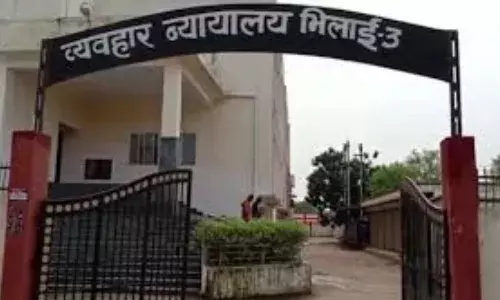 कोर्ट रूम में क्लर्क ने की ख़ुदकुशी, ज्यादा काम का दबाव बना रहे थे अफसर