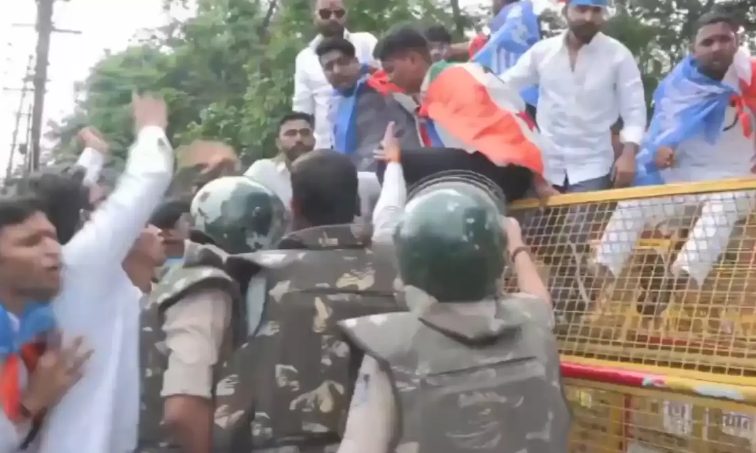 NSUI का बड़ा प्रदर्शन, अहिल्याबाई विश्वविद्यालय में बवाल, अनियमितताओं को लेकर हंगामा