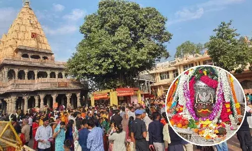 सावन शिवरात्रि पर महाकाल मंदिर में भक्तों का हुजूम, रजत मुकुट चंद्र से बाबा का अलौकिक श्रृंगार सावन शिवरात्रि पर महाकाल मंदिर में भक्तों का हुजूम, रजत मुकुट चंद्र से बाबा का अलौकिक श्रृंगार