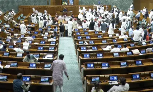 बिहार SIR के खिलाफ INDIA ब्लॉक के सांसदों का प्रदर्शन, लोकसभा - राज्यसभा की कार्यवाही स्थगित