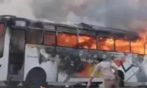 कांवड़ यात्रियों की बस में लगी आग...