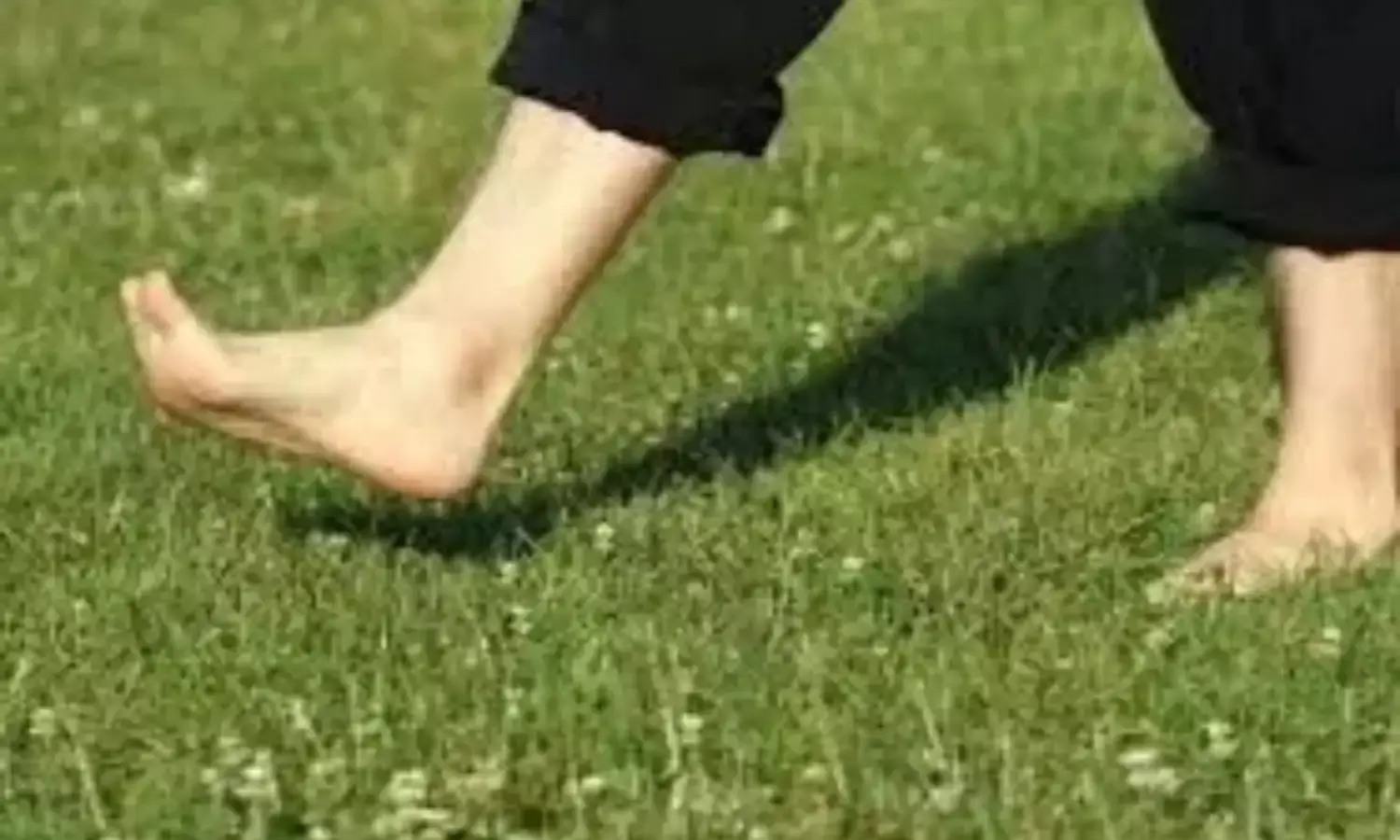 रोजाना नंगे पैर चलने के हैं ग़ज़ब के फायदे, जानें रिसर्च क्या कहती है