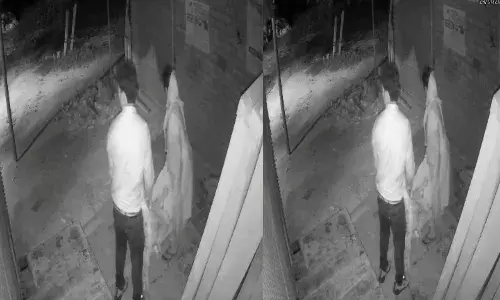 बुजुर्ग मां को रात के अंधेरे में छोड़ा लावारिस