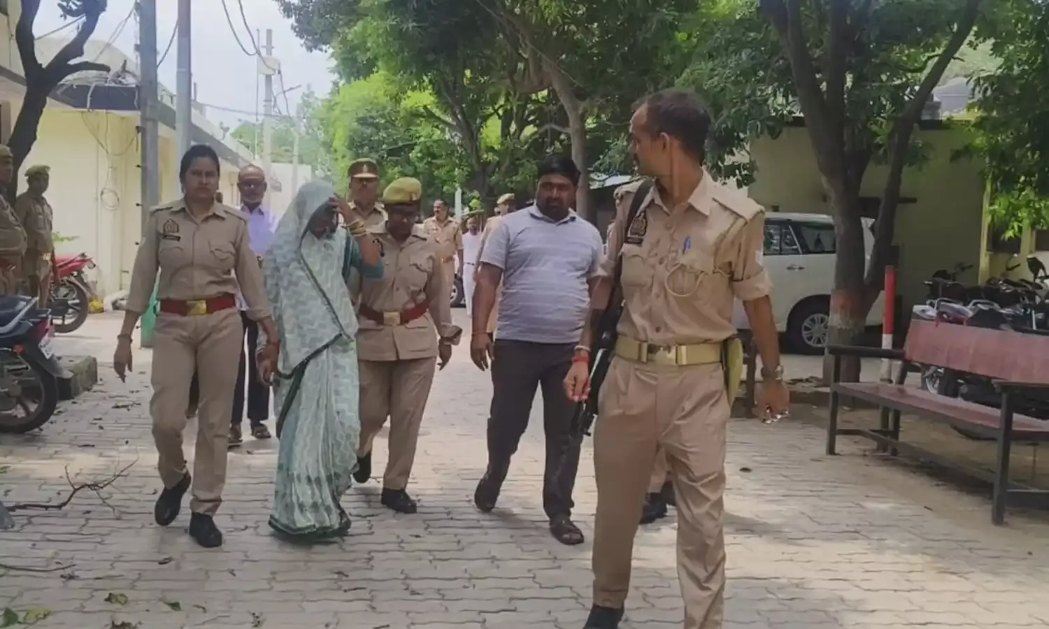 महिला व चार बच्चों की गला रेतकर हत्या करने वाले पति को फांसी की सजा व पत्नी को उम्रकैद…