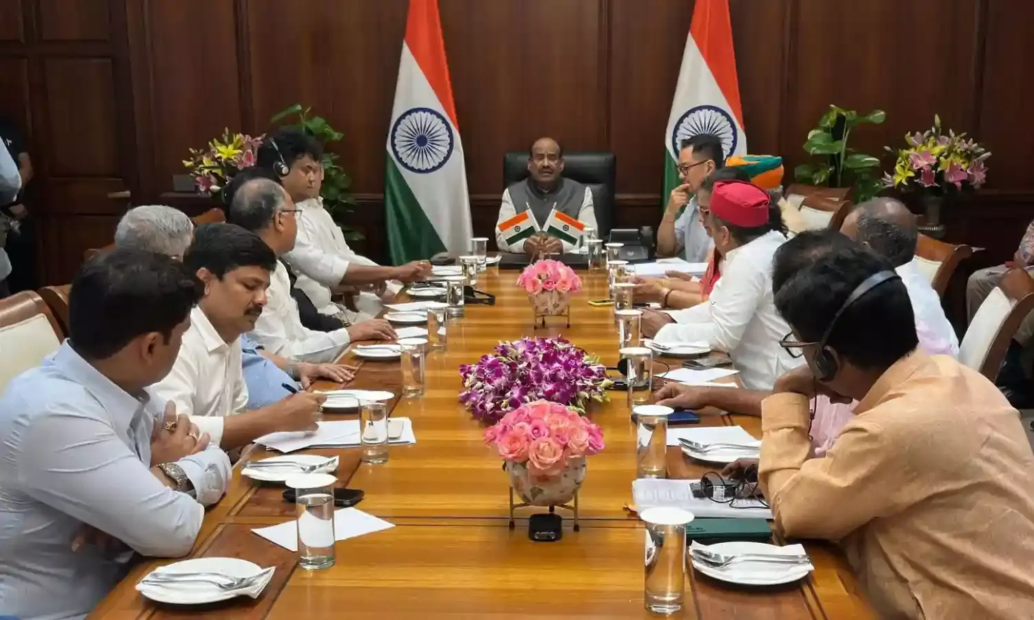 लोकसभा अध्यक्ष ओम बिड़ला ने की पार्टी नेताओं से मुलाकात, सोमवार से सदन के सुचारू रूप से चलने के आसार