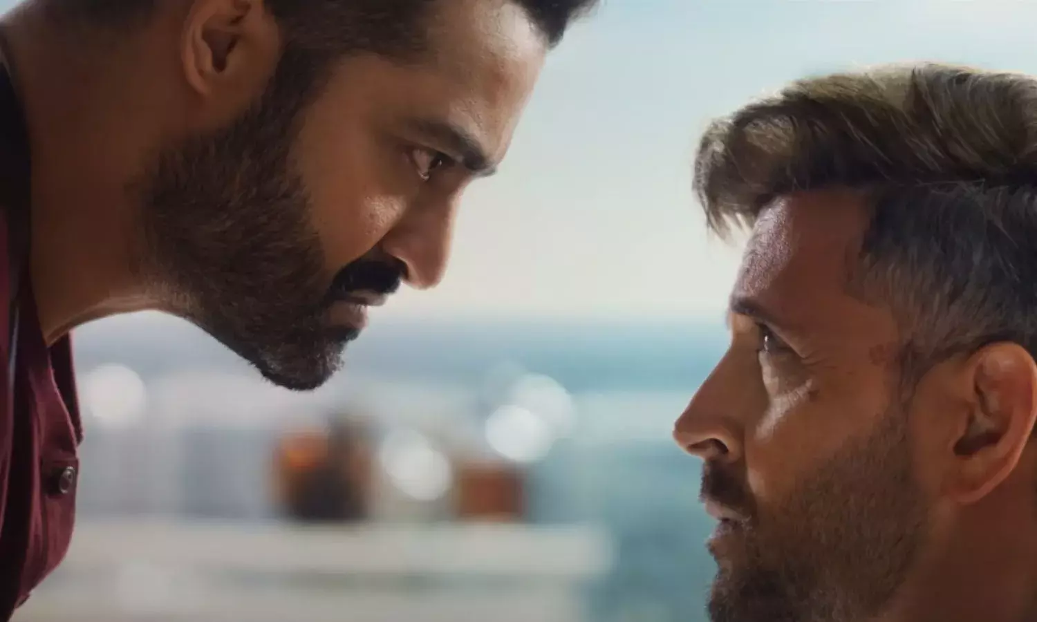 ऋतिक रोशन और जूनियर एनटीआर की जबरदस्त टक्कर,धांसू एक्शन और रोमांस से भरपूर है वॉर 2