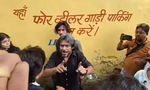 इंदौर प्रेस क्लब के बाहर धर्मांतरण के दावों पर सफाई देने आए लोगों से मारपीट