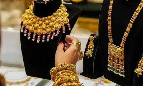 सोने की कीमत में गिरावट जारी, बाजार में मची हलचल