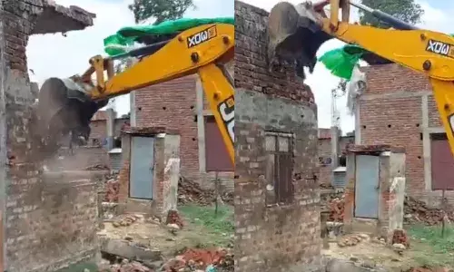 छांगुर बाबा के भतीजे के घर पर चला बुलडोजर, देखते ही देखते सबरोज की संपत्ति हुई जमीदोंज