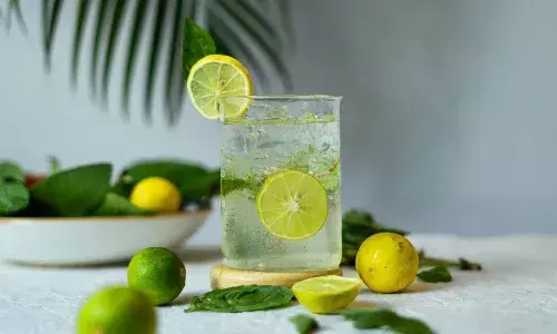 खाली पेट नींबू पानी पीना फायदेमंद है या नुकसानदायक? जानें एक्सपर्ट की राय