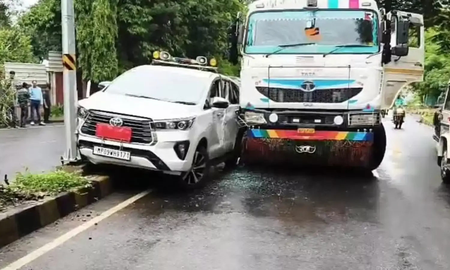 नेहा मीना की गाड़ी को डंपर ने मारी टक्कर