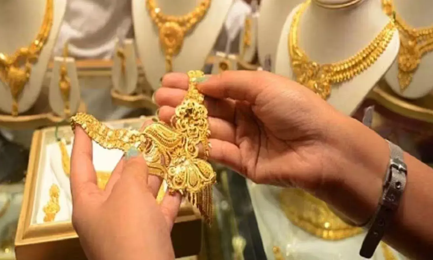 तीन साल के अंदर बेचा गोल्ड बांड तो आय में जुड़ेगा मुनाफा, जानिये कितना रख सकते हैं सोना तीन साल के अंदर बेचा गोल्ड बांड तो आय में जुड़ेगा मुनाफा, जानिये कितना रख सकते हैं सोना