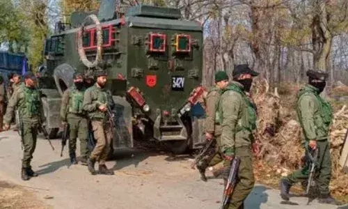 श्रीनगर मुठभेड़ में जवानों ने तीन हमलावरों को किया ढेर, एक की तलाश जारी