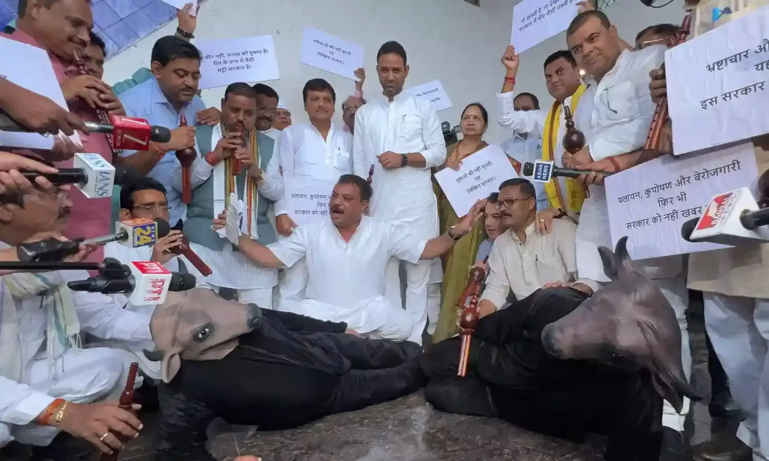 उमंग सिंघार ने भैंस के आगे बजाई बीन, सरकार पर मुद्दों की सुनवाई न करने का आरोप