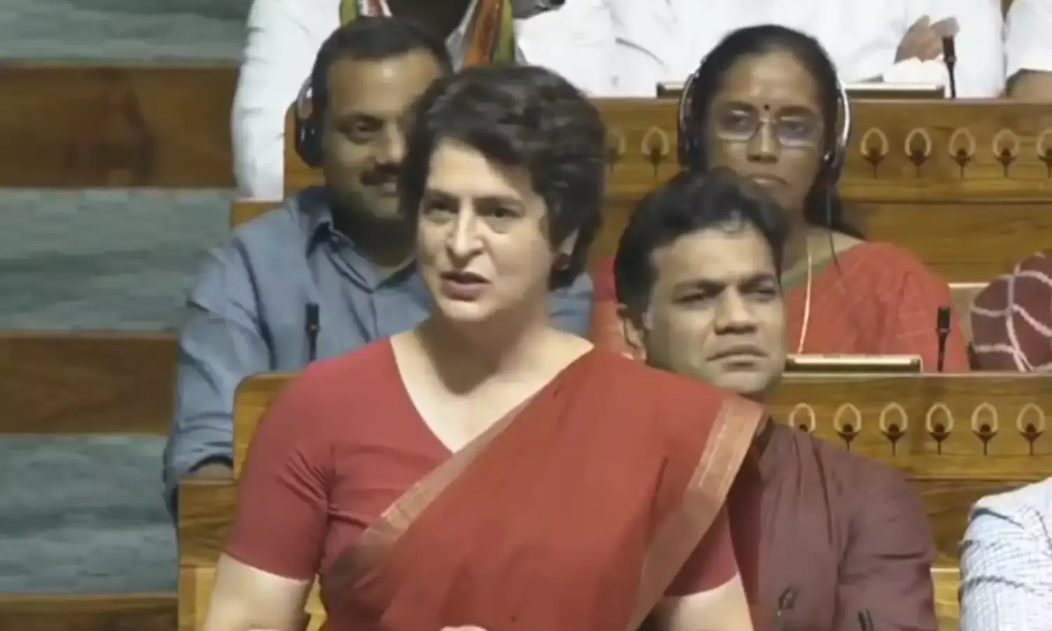 संसद में प्रियंका गांधी बोलीं - देश के इतिहास में पहली बार हुआ जब युद्ध होते - होते रुक गया