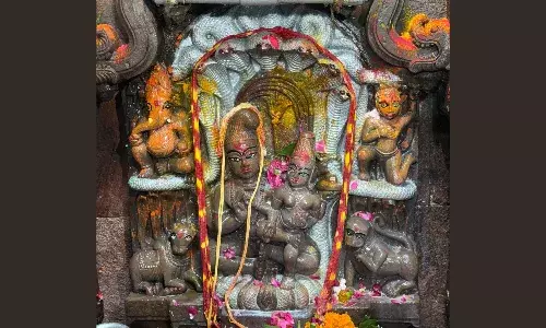 अद्भुत है नागचंद्रेश्वर मंदिर की कथा, हर साल नागपंचमी पर उमड़ती है भक्तों की भीड़
