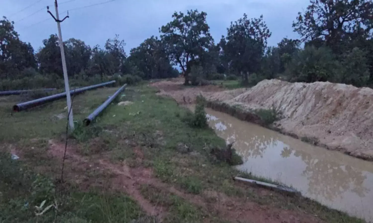 भाई-बहन गड्ढे में गिरे, एक की मौत, ग्रामीणों में आक्रोश