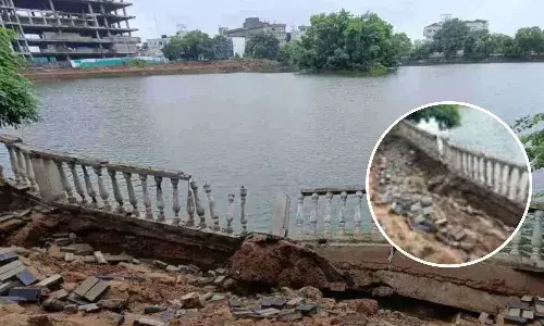 डेढ़ करोड़ रुपए खर्च कर बना करबला तालाब का पाथवे धंसा, बाउंड्रीवाल टूटी