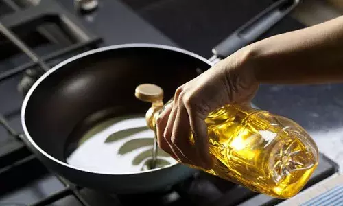 क्या आप भी खाना पकाने के लिए करते है इन 5 अनहेल्दी तेल का इस्तेमाल, बिगड़ सकती हैं सेहत