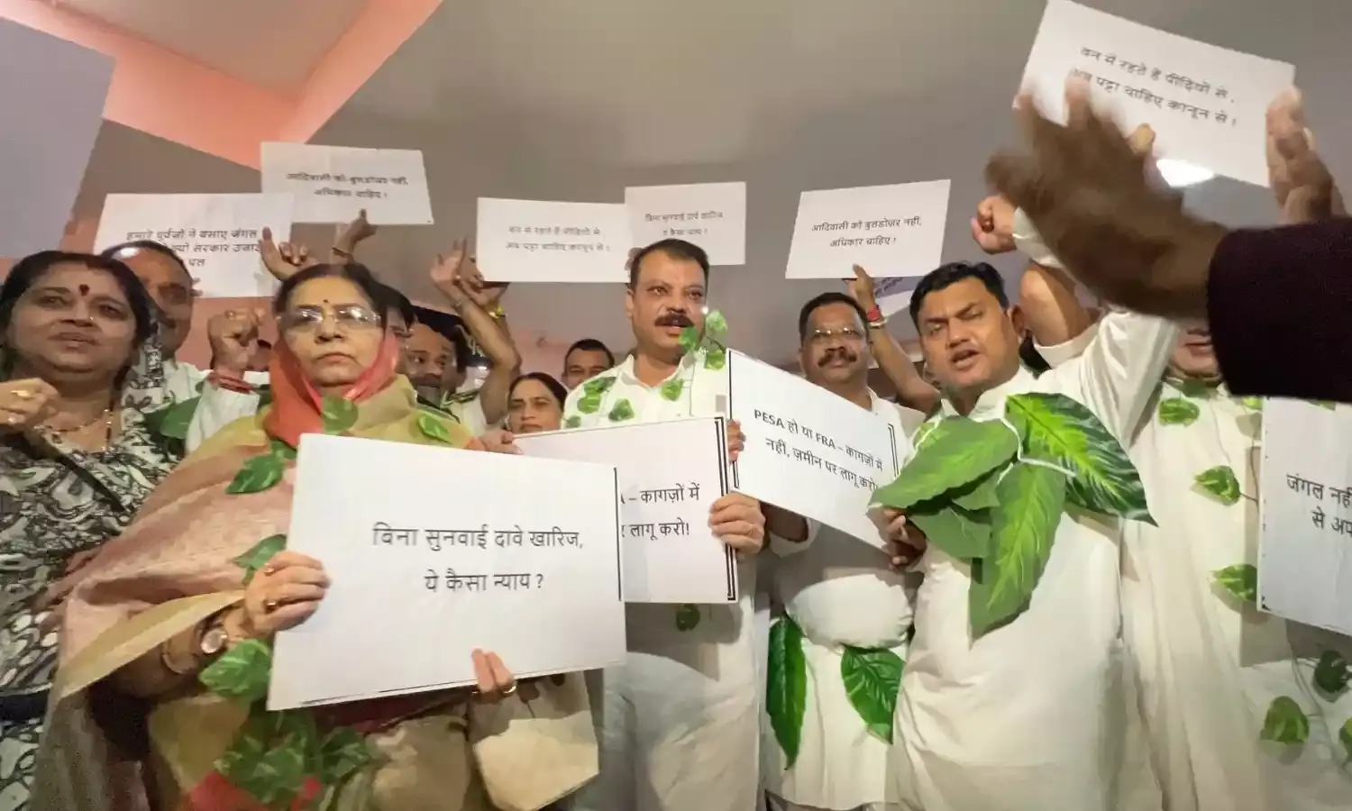 गिरगिट, भैंस के बाद अब गले में पत्ते डालकर कांग्रेस विधायकों का प्रदर्शन,  वन अधिकार पट्टे न देने का आरोप