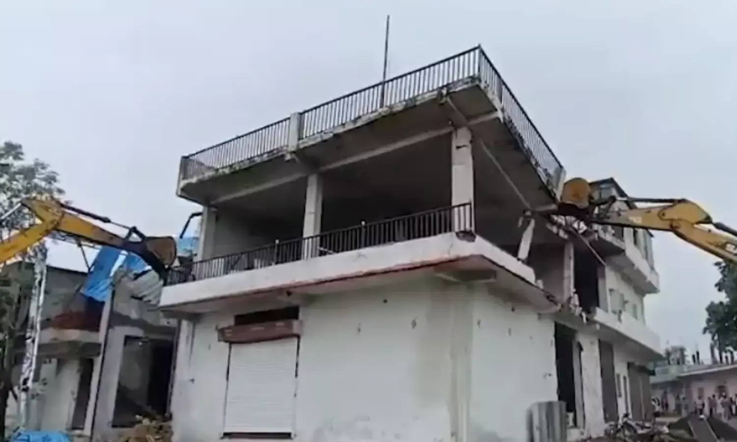 प्रशासन ने तोड़ा मछली का अवैध निर्माण, ड्रग और लव जिहाद के सरगना पर बड़ा एक्शन