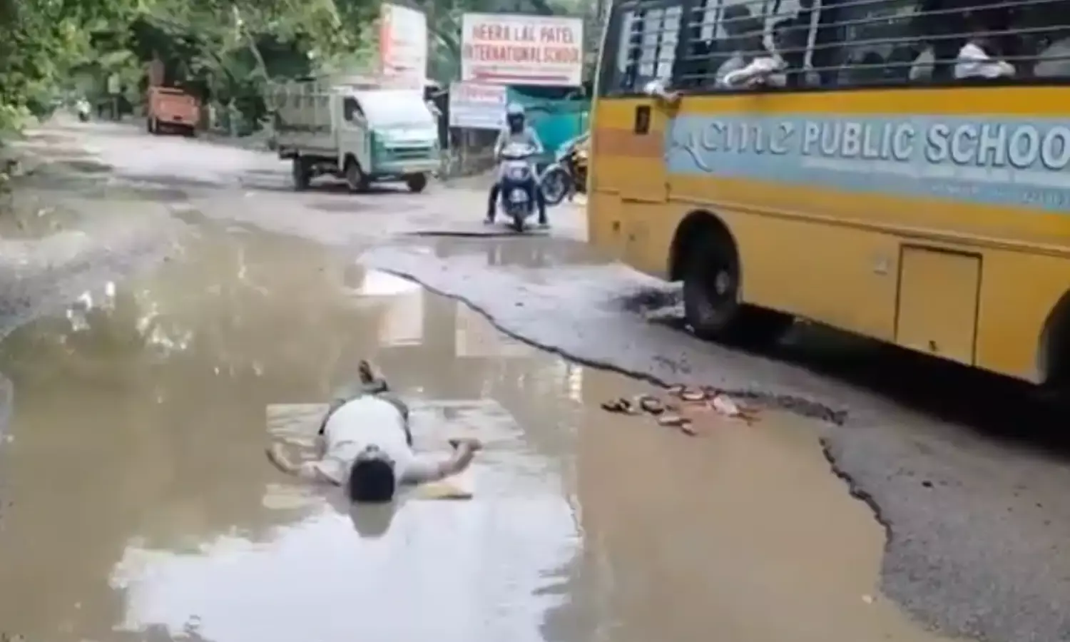 पानी से भरे गड्ढे में गिरी बेटी तो पिता ने उठाया सख्त कदम, ऐसे किया प्रदर्शन की वीडियो हो गया वायरल