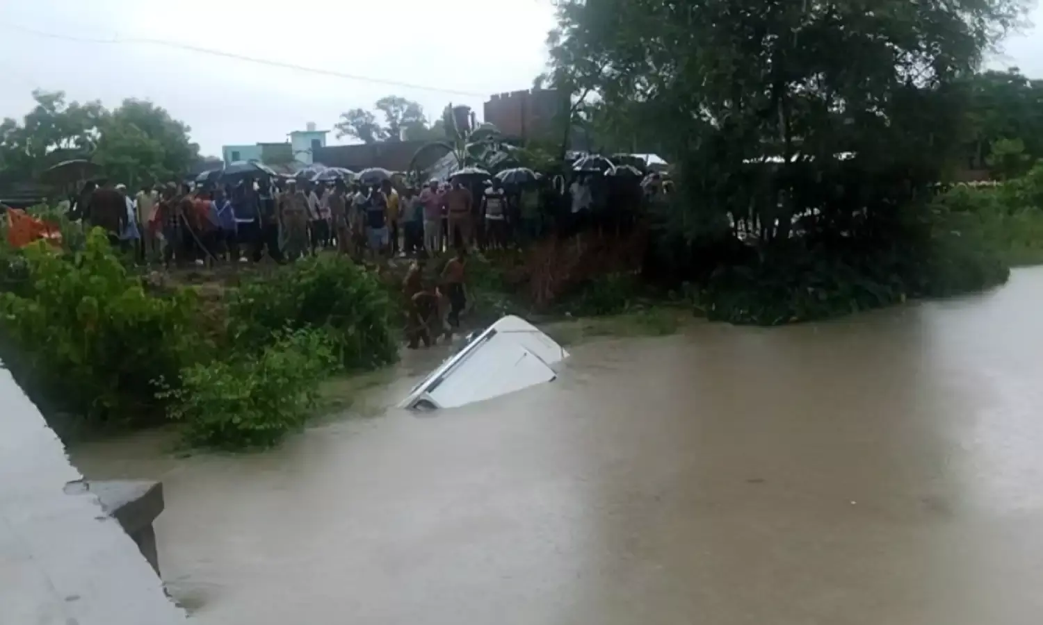 श्रद्धालुओं से भरी बोलेरो नहर में गिरी, 11 की मौत...