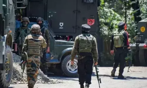 पांचवें दिन 4-5 आतंकवादी घेरे में, अब तक 6 जवान घायल