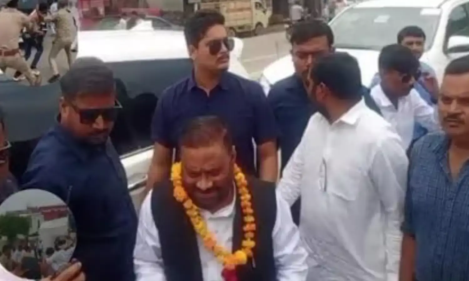 पूर्व मंत्री पर स्वागत के दौरान दो युवकों ने बोला हमला, आए थे माला पहनाने...