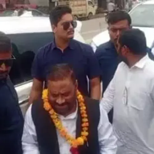 पूर्व मंत्री पर स्वागत के दौरान दो युवकों ने बोला हमला, आए थे माला पहनाने...