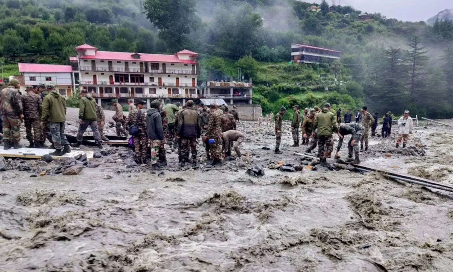 190 लोग बचाए 11 जवानों समेत 70 अब भी लापता