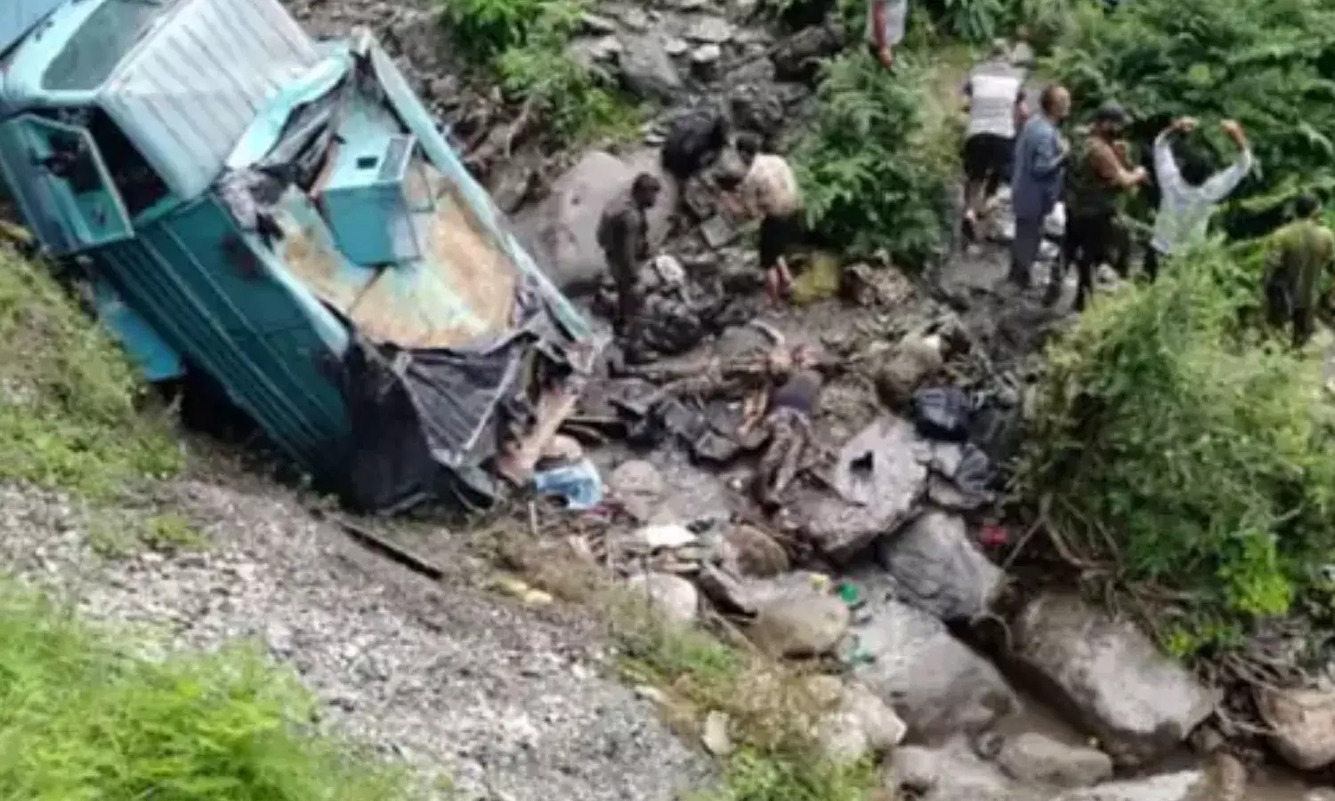 जम्मू में CRPF की गाड़ी खाई में गिरी 3 जवानों की मौत 5 गंभीर