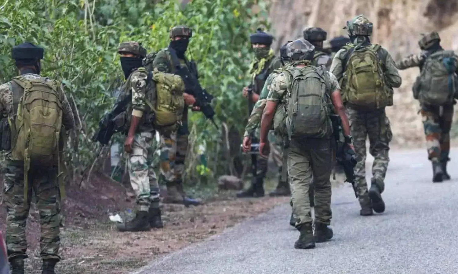 अखल कुलगाम में आतंकी मुठभेड़ जारी, एक दहशतगर्द ढेर, दो जवान शहीद और 10 घायल