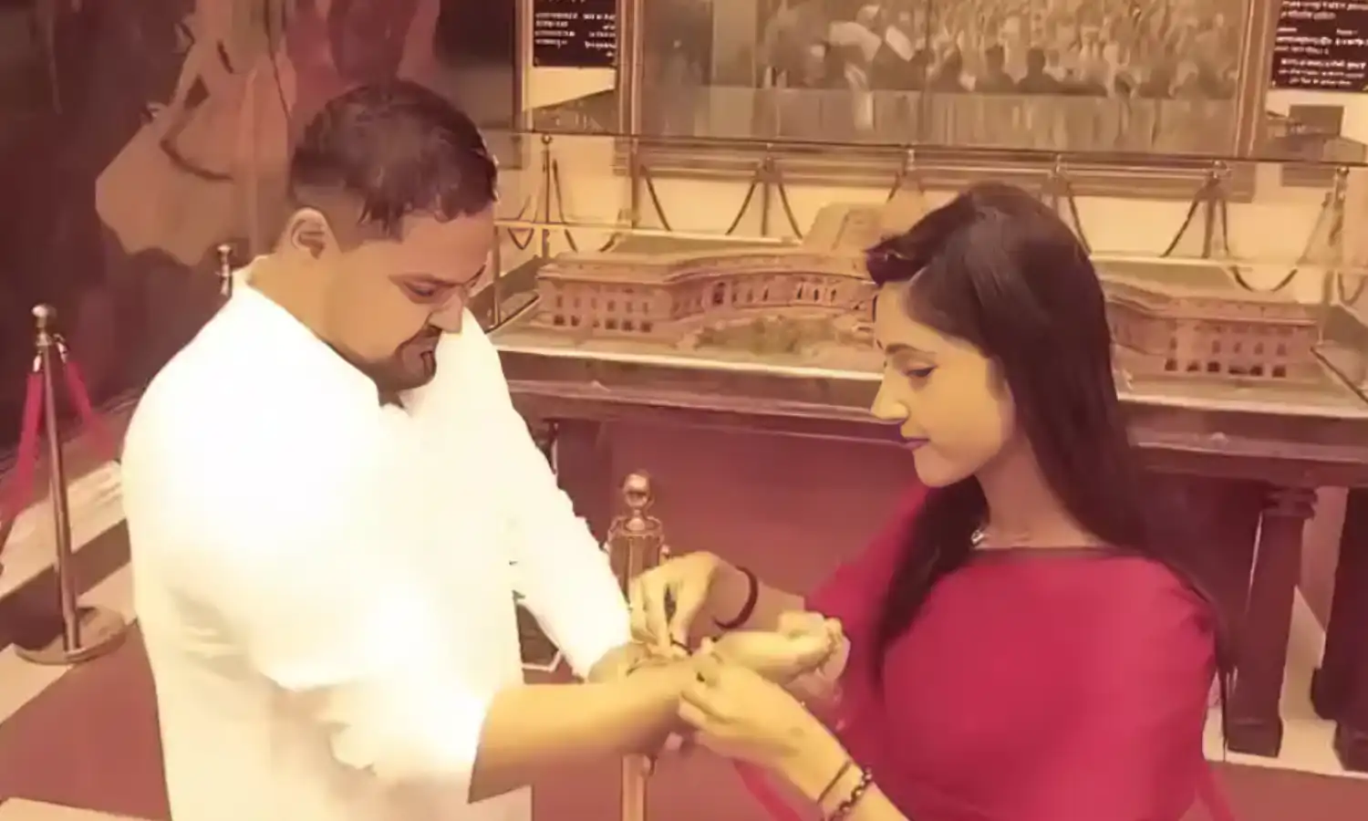 अदिति ने समकक्ष प्रतीक भूषण के मणिबंध पर बांधे 2 रक्षासूत्र