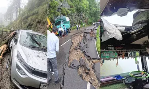 चंबा में हाईवे धंसा, चलती बस पर गिरे पत्थर