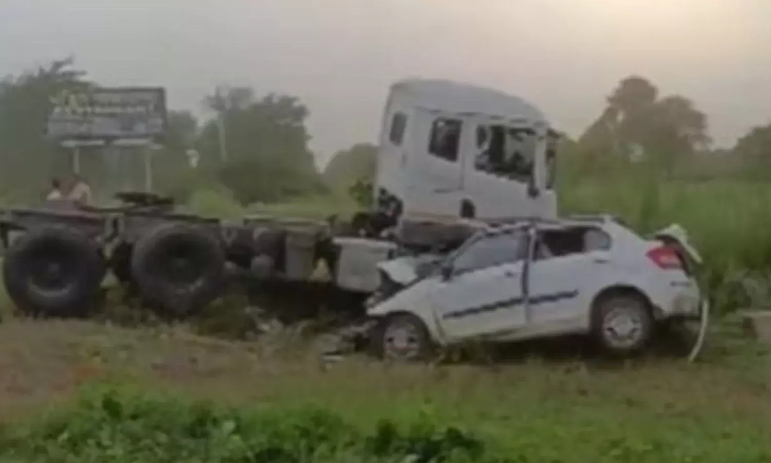 खाटूश्याम से लौट रहे श्रद्धालुओं की कार और ट्रक की टक्कर, 7 बच्चों समेत 11 की मौत