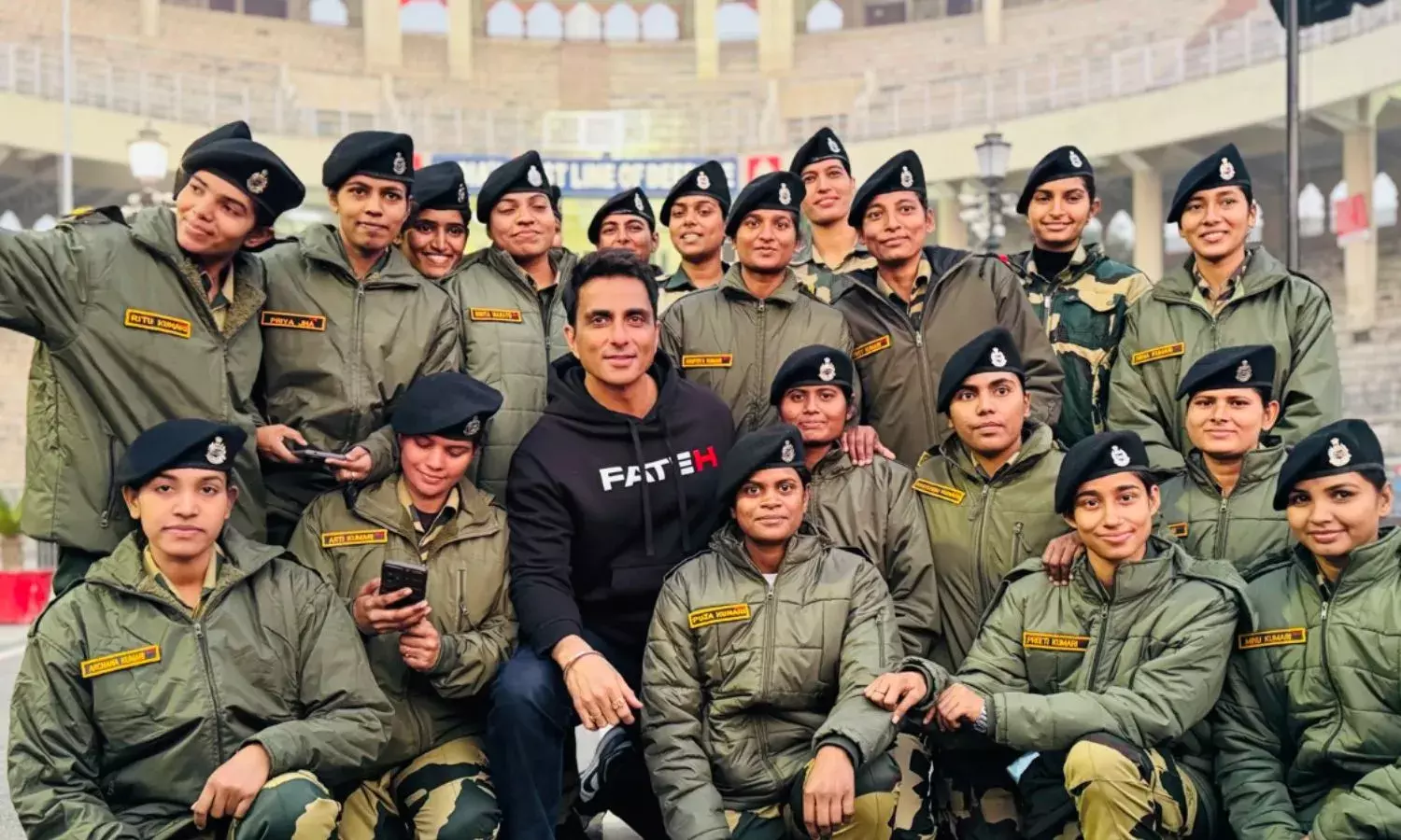 अक्षय ने सफाईकर्मियों संग, सोनू ने जवानों संग मनाया आजादी का जश्न, सेलेब्स ने दी शुभकामनाएं