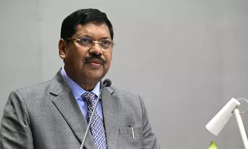CJI गवई का संदेश, सुप्रीम कोर्ट और हाईकोर्ट संवैधानिक रूप से बराबर, कोई बड़ा-छोटा नहीं CJI गवई का संदेश, सुप्रीम कोर्ट और हाईकोर्ट संवैधानिक रूप से बराबर, कोई बड़ा-छोटा नहीं