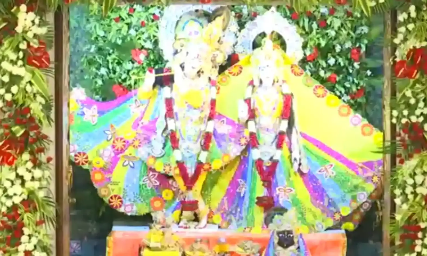 मथुरा समेत देश के तमाम मंदिरों में दर्शन के लिए पहुंचा भक्तों का हुजूम