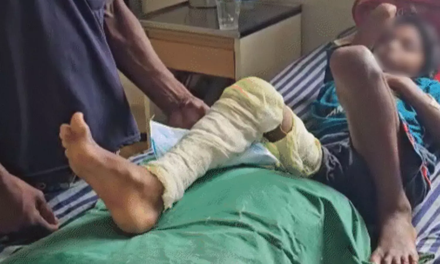 शिक्षक पर अब तक कोई कार्रवाई नहीं,  BEO बोले- कोई शिकायत नहीं