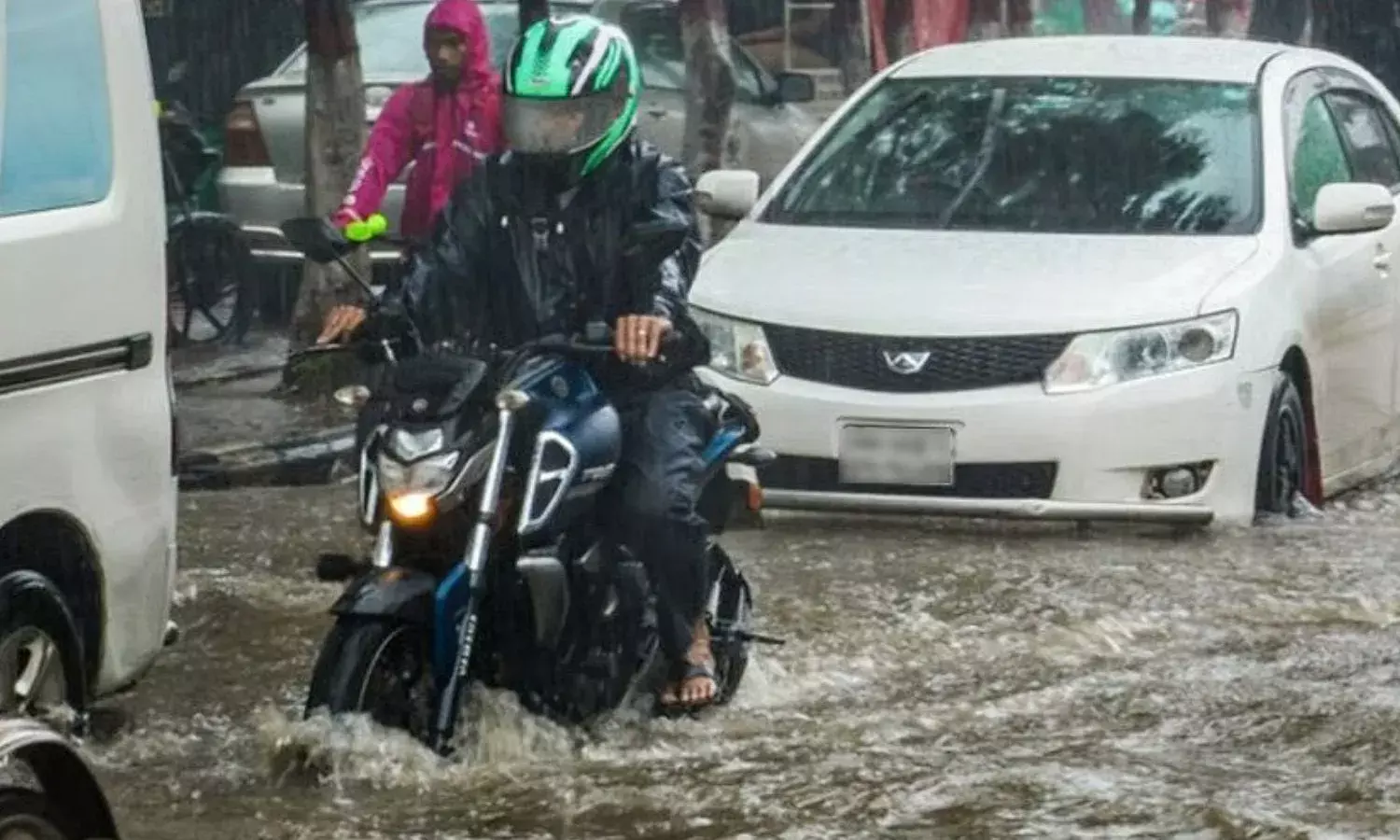 मुंबई में सुबह से मूसलाधार बारिश जारी, सेंट्रल लाइन और हार्बर लाइन पर लोकल सेवा बंद