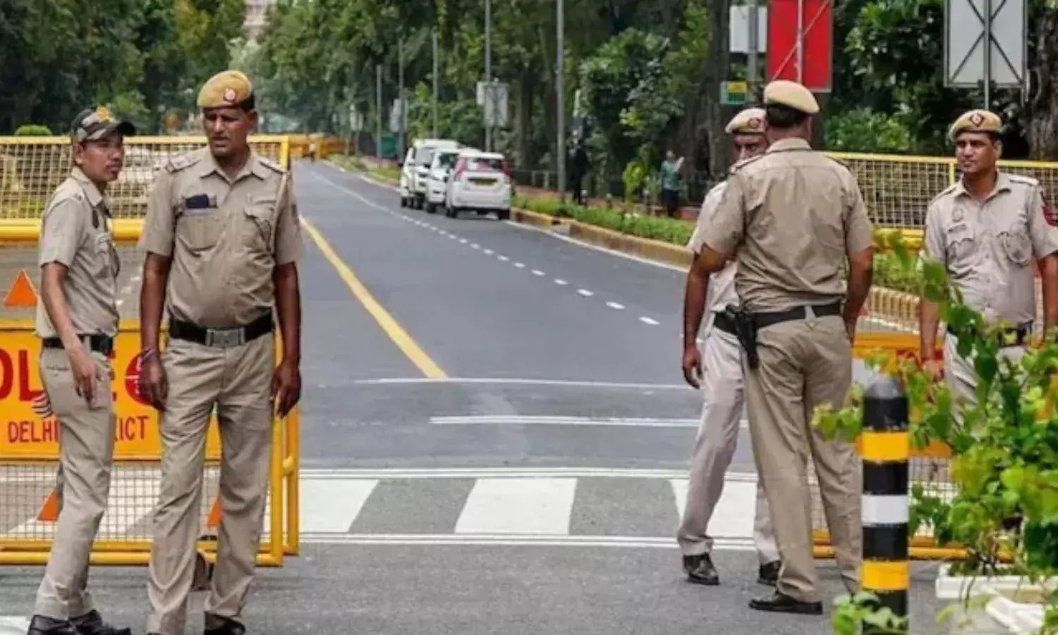 दिल्ली के दो स्कूलों को मिली बम से उड़ाने की धमकी, अभिभावकों में दहशत