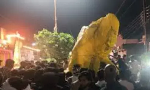 बुरहानपुर में बड़ा हादसा, 12 फीट ऊंची गणेश प्रतिमा के नीचे दबकर एक युवक की मौत, सड़क के गड्ढे ने बिगाड़ा बैलेंस