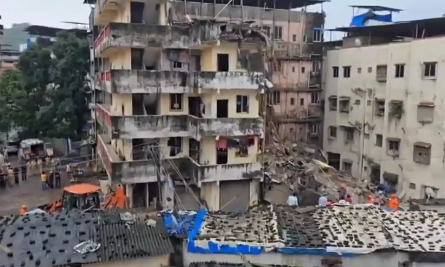 वसई के नारंगी रोड पर चार मंजिला इमारत गिरी, दो लोगों की मौत