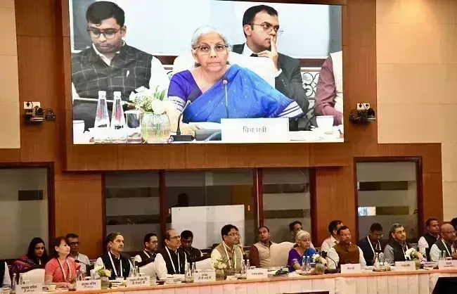 नईदिल्ली में जीएसटी परिषद की बैठक शुरू, टैक्स स्लैब में बदलाव की तैयारी