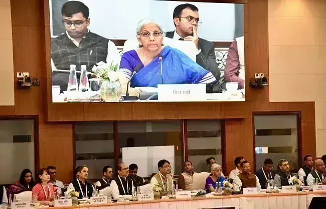 नईदिल्ली में जीएसटी परिषद की बैठक शुरू, टैक्स स्लैब में बदलाव की तैयारी