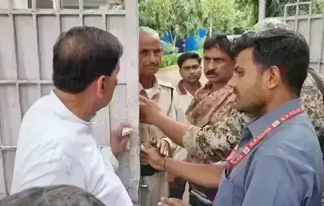 या तो कोई जमानत पर रिहा है, या फिर है कोई फरार