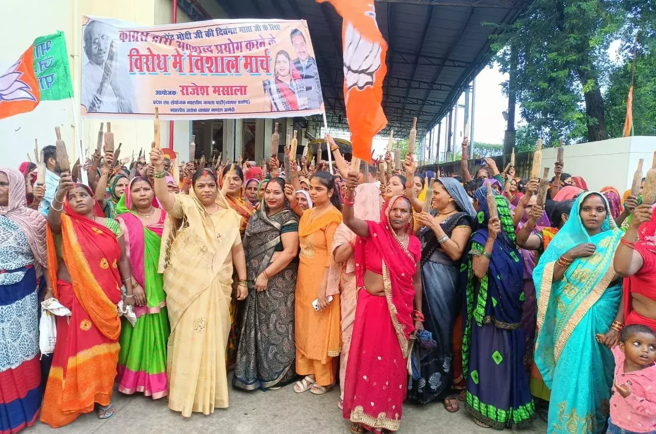 कांग्रेस के गढ़ अमेठी में हाथ में बेलन लेकर सड़क पर उतरी महिलाएं